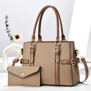 Ensemble sac à main beige tissé et pochette enveloppe avec finitions en similicuir brun