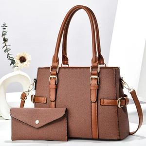 Ensemble sac à main marron tressé avec pochette assortie et détails dorés élégants