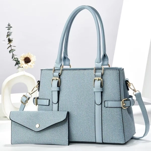Ensemble sac à main bleu clair texturé avec pochette assortie et détails dorés