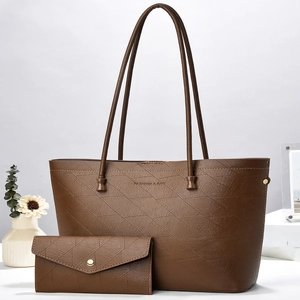 Set borsa tote marrone scuro in pelle testurizzata con pochette a busta coordinata