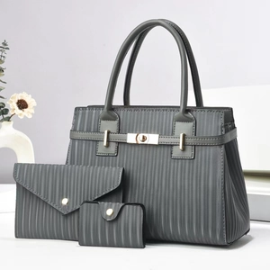 Ensemble trois pièces avec sac cabas gris, pochette enveloppe et porte-monnaie