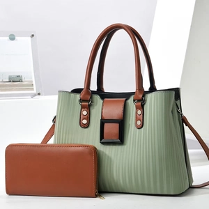 Détail du sac cabas plissé vert et du portefeuille marron sur fond moderne minimaliste
