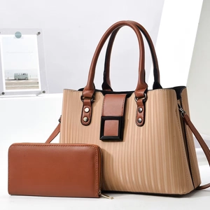 Détail du sac cabas beige texturé avec poignées en cuir marron et portefeuille assorti