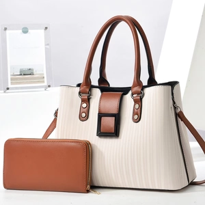 Sac à main rayé blanc cassé et ensemble portefeuille marron avec boucle noire élégante