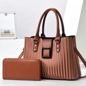 Sac à main marron plissé avec portefeuille assorti et boucle noire décorative