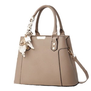 Sac à main taupe en cuir grainé avec poignées, foulard en soie et bandoulière