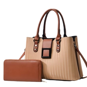 Sac à main beige tendance à rayures verticales et son portefeuille assorti en set