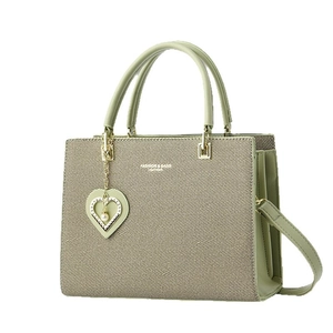 Sac à main luxe vert menthe avec pendentif cœur perlé et bandoulière réglable pratique