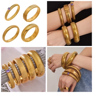 Détail de bracelets extensibles Tubogas plaqués or 18k avec incrustation de zircon violet