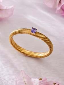 Détail du bracelet tubogas plaqué or 18k avec un zircon rectangulaire de couleur violette