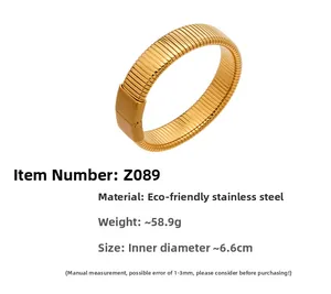 Détail du bracelet serpent doré en acier inoxydable avec diamètre interne de 6,6 cm