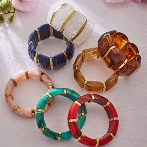 Set di bracciali larghi in resina stile Boho con texture marmo e dettagli in oro 18k