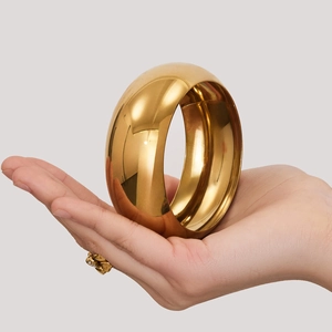 Brazalete grueso de acero inoxidable bañado en oro de 18k con acabado de espejo pulido