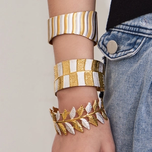 Dreiteiliges stapelbares breites geometrisches Manschettenarmband Set mit Goldbeschichtung