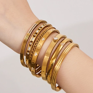 Ensemble de sept bracelets en acier inoxydable plaqué or avec zircons géométriques