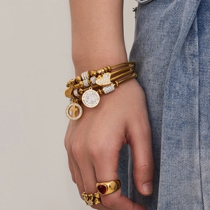 Vergoldetes Edelstahl-Armreif-Set mit Zirkonia-Anhängern und Herzringen für Damen