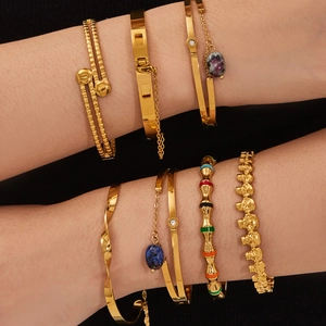 Bracelets dorés superposés avec pendentifs en pierre naturelle et boucles géométriques