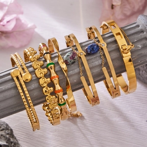 Ensemble de bracelets en acier doré avec pierres naturelles et motifs géométriques