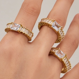 Three-piece set of gold-plated geometric rings with full zircon stones on fingers
