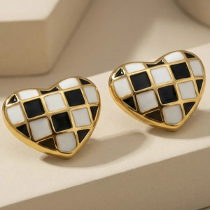 Minimalistische Herz-Ohrstecker mit Emaille-Schachbrettmuster in Gold-Edelstahl