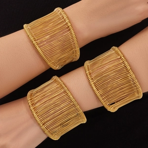 Ensemble de trois bracelets larges ajourés dorés en fil de fer de style punk