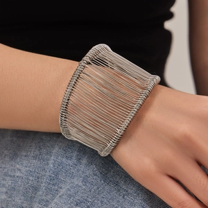 Bracelet manchette large en acier argenté avec fils enroulés style minimaliste