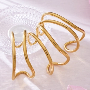 Bracciale a doppio strato in acciaio inossidabile placcato oro 18k dal design a onda
