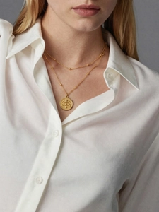 Vue détaillée du collier double rang plaqué or 18k avec pendentif œil protecteur