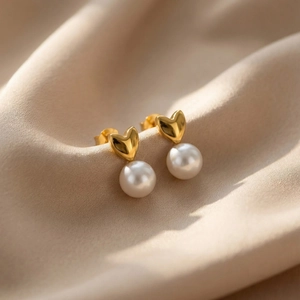 Boucles d'oreilles cœur en acier inoxydable doré 18k avec perles blanches élégantes