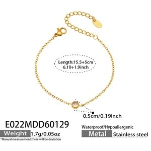 Detail eines 18k vergoldeten Kettenarmbands mit 0,5cm Zirkon und praktischem Karabinerverschluss