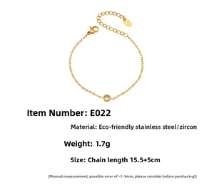 Makroansicht des 18k vergoldeten Edelstahlarmbandes mit Zirkon und Logo-Anhänger
