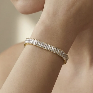 Elegante bracciale a catena placcato oro con zirconi rettangolari indossato al polso