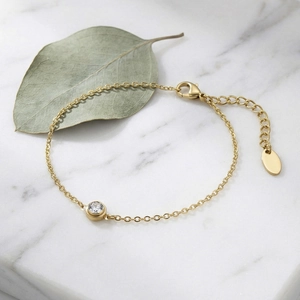 Minimalistisches Armband aus 18k vergoldetem Edelstahl mit einem runden Zirkonia-Stein