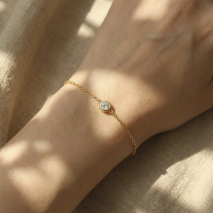Minimalistisches 18k vergoldetes Edelstahl-Kettenarmband mit einem runden Zirkonia