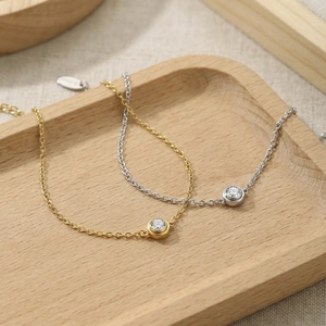 Minimalistische 18k vergoldete Gliederketten mit einzelnem runden Zirkonia Stein