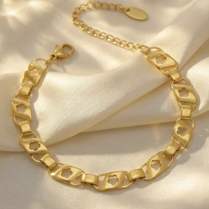 Bracelet à maillons fleuris dorés en acier inoxydable avec détails gaufrés élégants