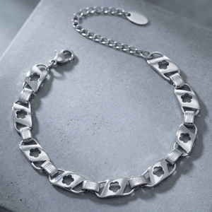 Vue détaillée du bracelet argenté avec fleurs ajourées et fermoir mousqueton
