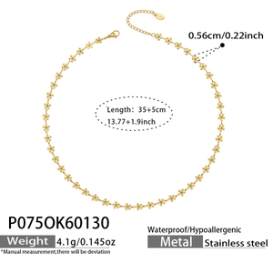 Vue détaillée du collier fleur dorée avec centre en émail bleu et fermoir mousqueton