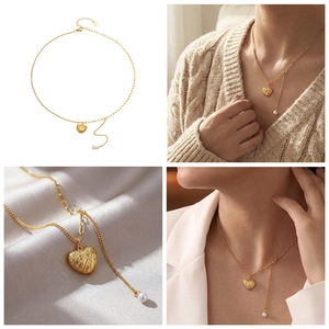 Détail du pendentif cœur doré avec texture tressée et pampille en perle blanche