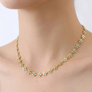 Collier à fleurs avec perles turquoise et plaqué or 18k porté par un mannequin