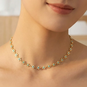 Collier chic en acier inoxydable plaqué or 18 carats avec fleurs en émail bleu