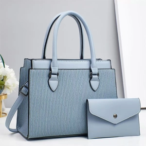 Set borse a mano a righe azzurre con pochette coordinata e design con manico