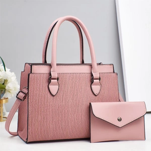 Dettaglio del set borsa a mano rosa con texture a pieghe verticali e pochette coordinata