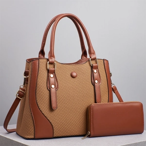 Dettaglio della borsa patchwork marrone e portafoglio con trama intrecciata