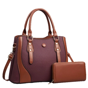 Set borsa da donna bordeaux e marrone con portafoglio coordinato e dettagli in borchie oro