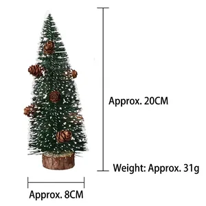 Detailansicht eines 20 cm Mini-Weihnachtsbaums mit Frost-Effekt, Zapfen und Holzsockel