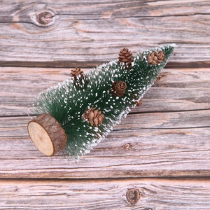 Mini-Weihnachtsbaum mit Frost-Effekt, echten Zapfen und rustikalem Holzfuß für die Tischdeko