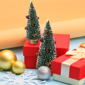 Detail von Mini-Weihnachtsbäumen mit Zapfen auf rustikalen Holzsockeln