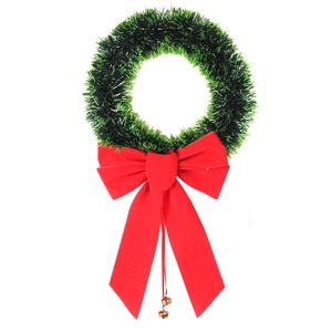 Corona di Natale verde con grande fiocco rosso e campanellini d'oro su sfondo bianco