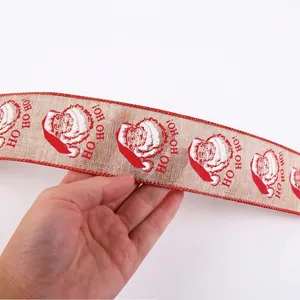 Dettaglio nastro natalizio con stampa Babbo Natale e testo HO HO HO su tessuto lino